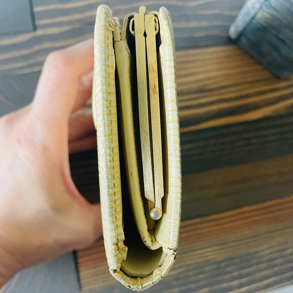 Louis Vuitton Yellow Epi Leather Kiss Lock Bifold Wallet/Coin Purse - Picture 9 of 11